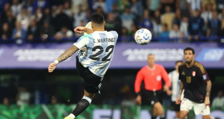 Lautaro Martínez, con una gran pirueta, igualó a Maradona